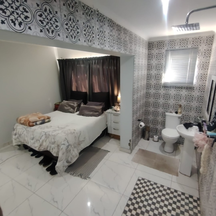 7 Bedroom Property for Sale in Berea Eastern Cape